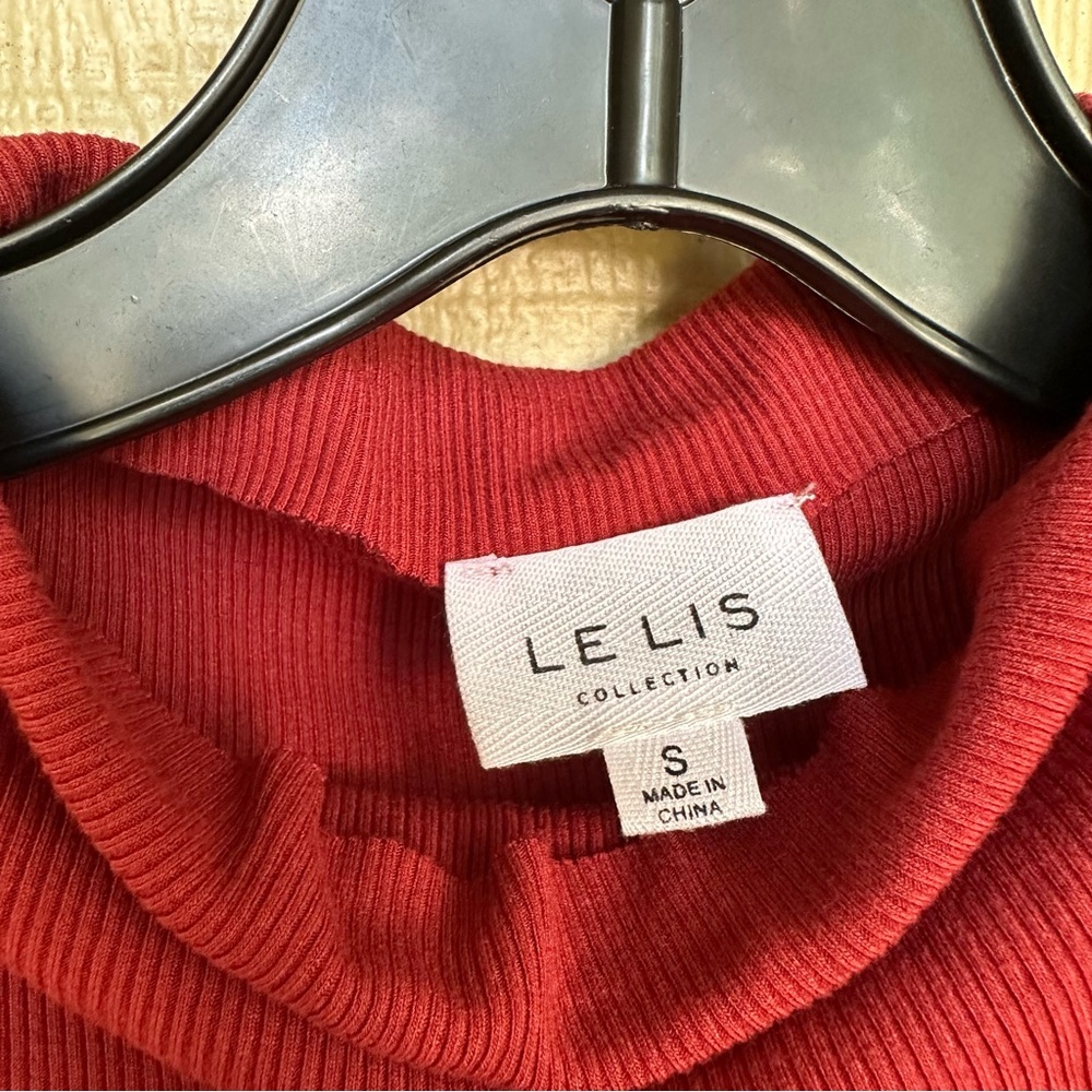 Le Lis Collection Open Shoulder Shirt Size Small - Picture 2 of 3